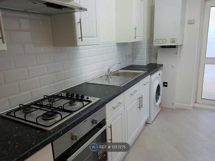 2 Bedroom Flat To Rent In Vicarage Lane, London, E15