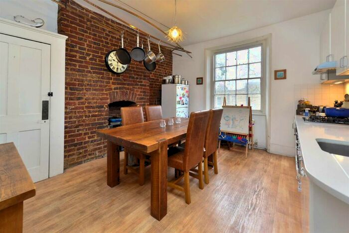 2 Bedroom Flat To Rent In Lonsdale Square, Angel, N1