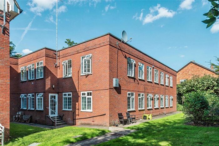 1 Bedroom Flat For Sale In Epsom Road, Leatherhead, Surrey, KT22