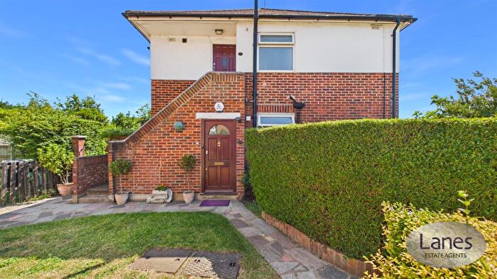 2 Bedroom Maisonette To Rent In Lyndhurst Gardens, Enfield, EN1