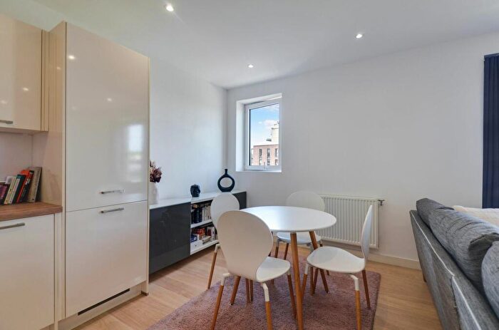 1 Bedroom Flat For Sale In Hayling Way, Metropolitan Court, HA8