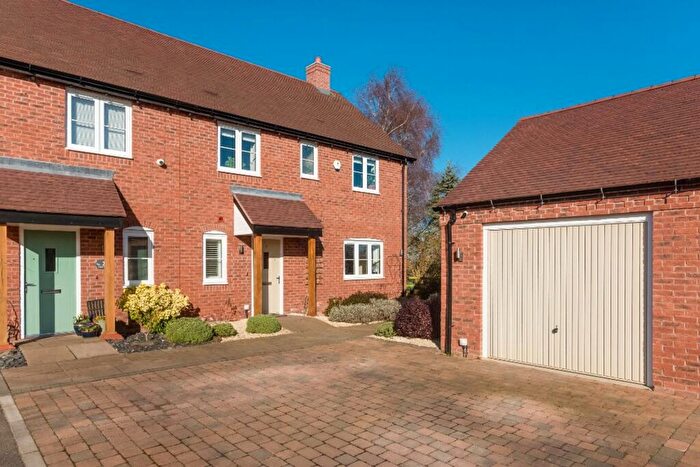 3 Bedroom Semi-Detached House For Sale In Winter Close, Loxley, CV35