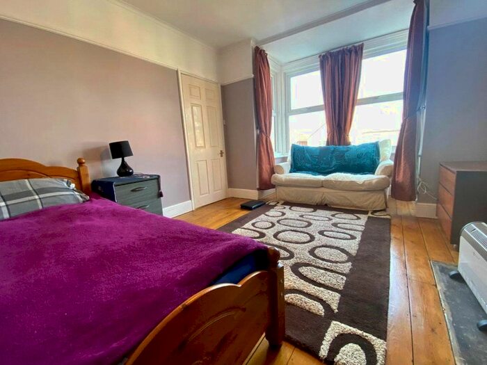 1 Bedroom Property To Rent In Pinehill Road, Crowthorne, Berkshire, RG45