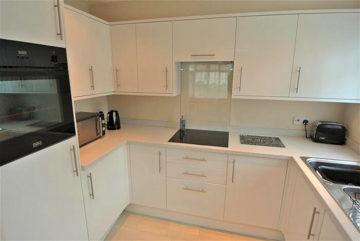 1 Bedroom Flat To Rent In Hillcrest, Weybridge KT13