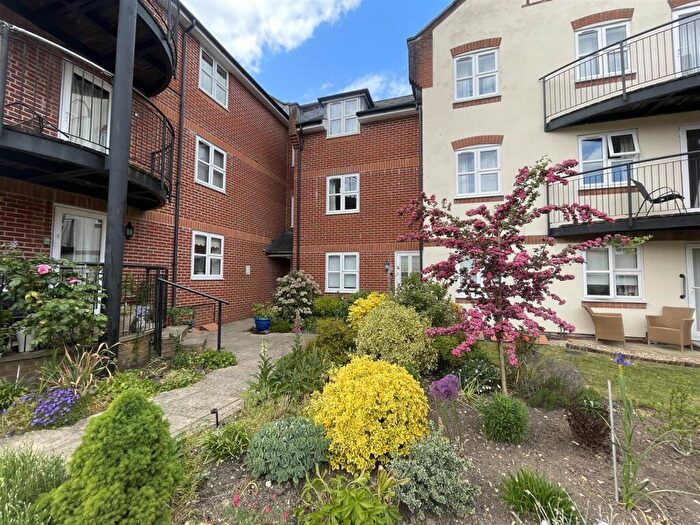 2 Bedroom Flat To Rent In St Edmunds Gate, Salisbury, SP1