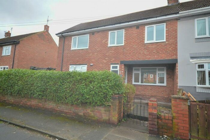 4 Bedroom Semi-Detached House To Rent In Petersham Road, Pennywell, SR4