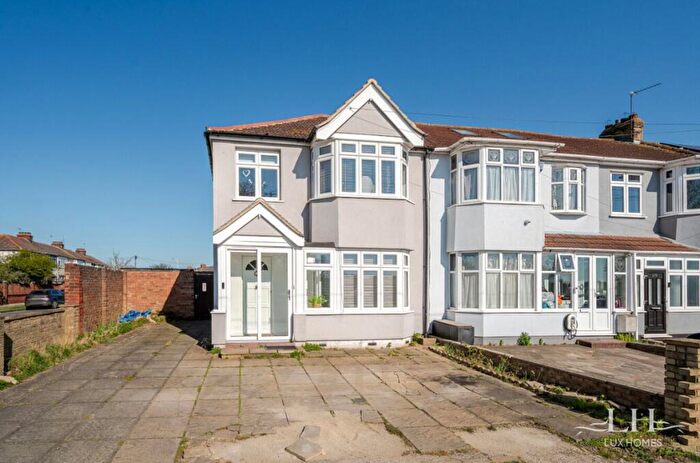 3 Bedroom Semi-Detached House For Sale In Upper Rainham Road, Hornchurch, RM12