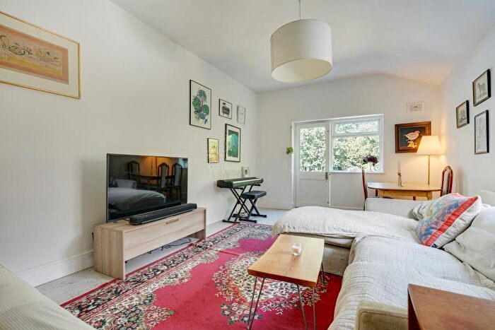 2 Bedroom Flat To Rent In Graham Road, Hackney, E8