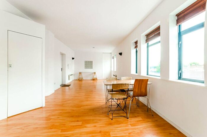 1 Bedroom Flat For Sale In Jedburgh Road, Plaistow, London, E13