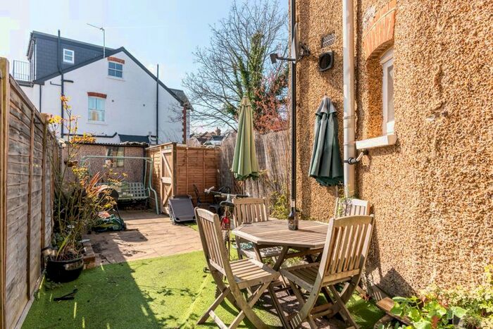 2 Bedroom Flat To Rent In Walton Road, West Molesey, KT8