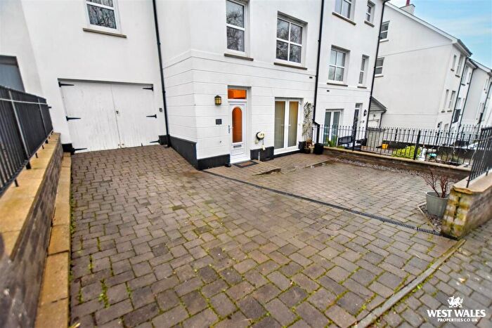 4 Bedroom Town House For Sale In Kensington Gardens, Haverfordwest, SA61