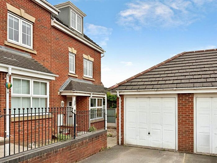 4 Bedroom End Of Terrace House For Sale In Samian Close, Worksop, S81