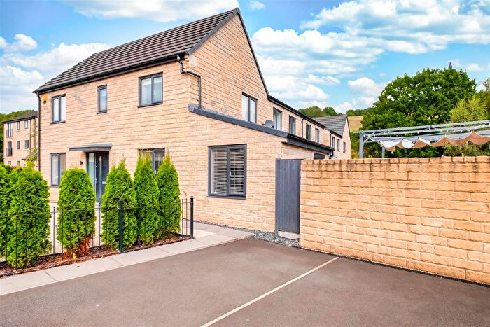3 Bedroom Link Detached House For Sale In Beck Road, Sowerby Bridge, HX6