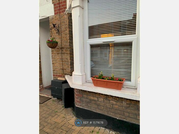 1 Bedroom Flat To Rent In Ground Floor Garden, Romford, RM7
