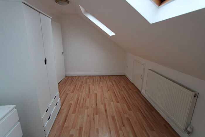3 Bedroom Flat To Rent In Woodside Green, London, SE25