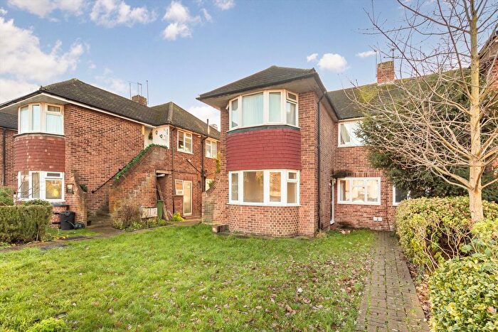 3 Bedroom Flat To Rent In Trafalgar Avenue, Kingston, KT4