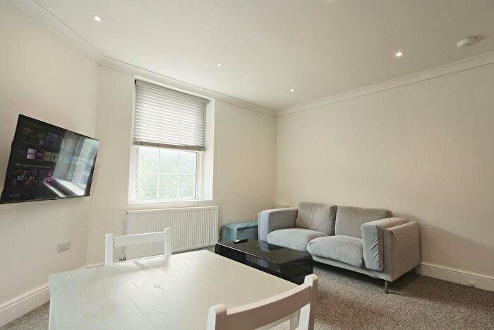 3 Bedroom Flat To Rent In Henleaze Road, Bristol, BS9