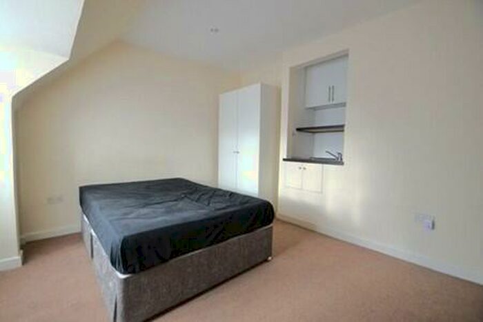 Flat To Rent In Market Place, Golders Green, NW11