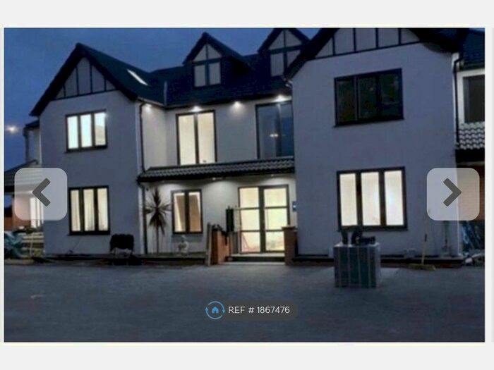 2 Bedroom Flat To Rent In Hilltop Court, Uxbridge, UB8