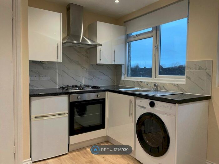 Studio To Rent In Swan Road, West Drayton UB7