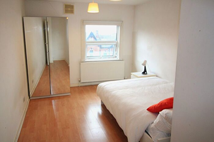 2 Bedroom Flat To Rent In Flat, Kelso Road, LS2