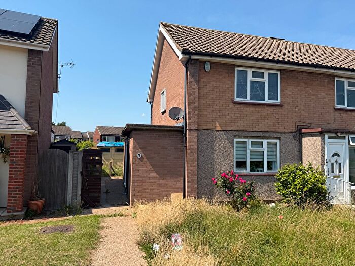 2 Bedroom Maisonette For Sale In Fyfield Road, Rainham, RM13