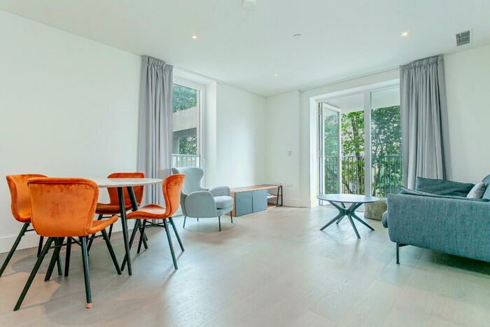 2 Bedroom Flat To Rent In Gartons Way, London, SW11