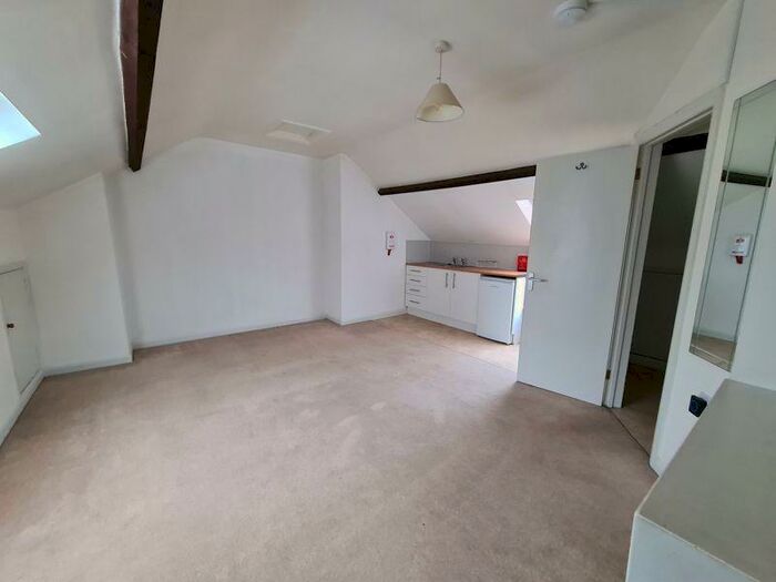 Flat To Rent In Lynchford Road, Farnborough, GU14