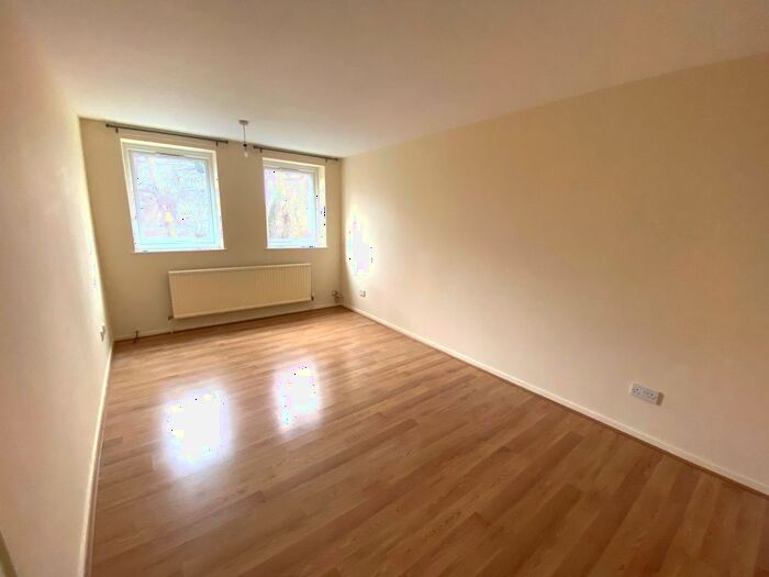 2 Bedroom Flat To Rent In Rochfords Gardens, Slough, SL2
