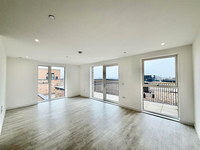 3 Bedroom Flat To Rent In Silverhall House, Alexandra Road, Hounslow, TW3