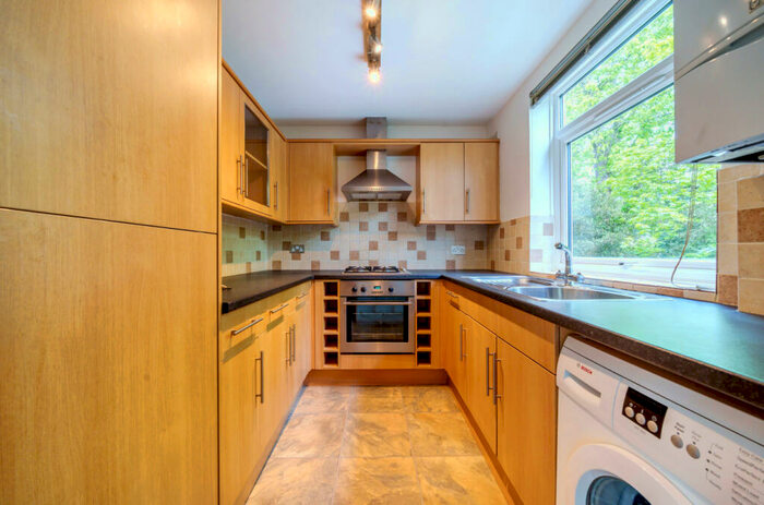 2 Bedroom Apartment To Rent In Kemnal Road, Chislehurst, BR7