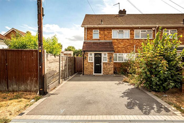 2 Bedroom Semi Detached House For Sale In Crofthill Road, Slough, SL2