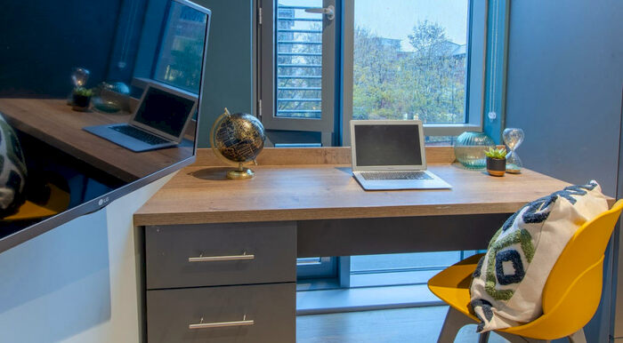 2 Bedroom Flat To Rent In Crown House W Bar, Sheffield, S3