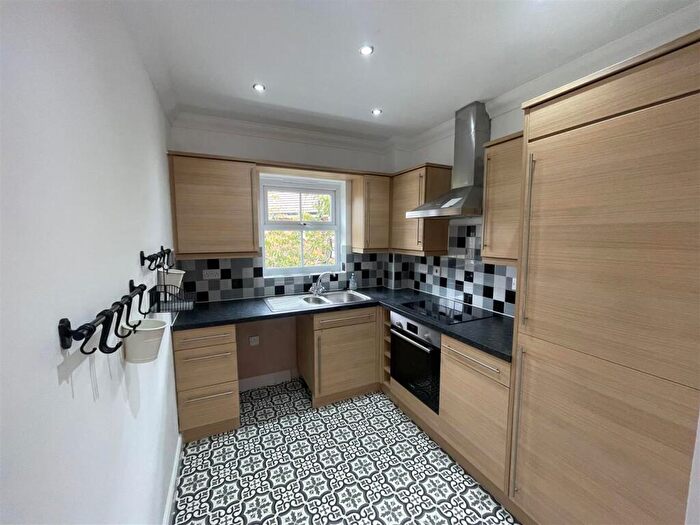 2 Bedroom Flat To Rent In Bickerton Court, Spital, CH63
