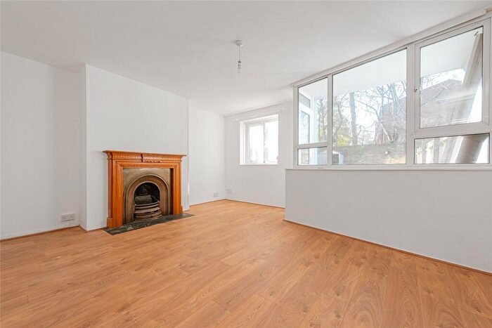 3 Bedroom Maisonette To Rent In Papworth Gardens, Holloway, London, N7