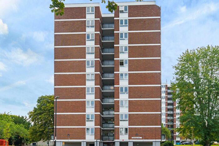 2 Bedroom Flat To Rent In Newbridge Point, Windrush Lane London, SE23