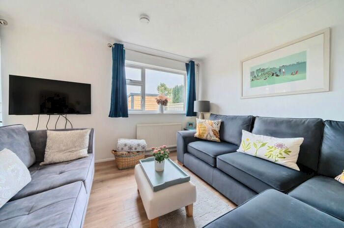 3 Bedroom Bungalow To Rent In Keymer Avenue, Peacehaven, BN10