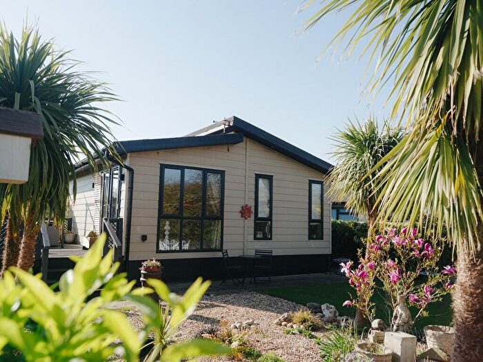 2 Bedroom Mobile Home For Sale In The Elms, Lippitts Hill, IG10