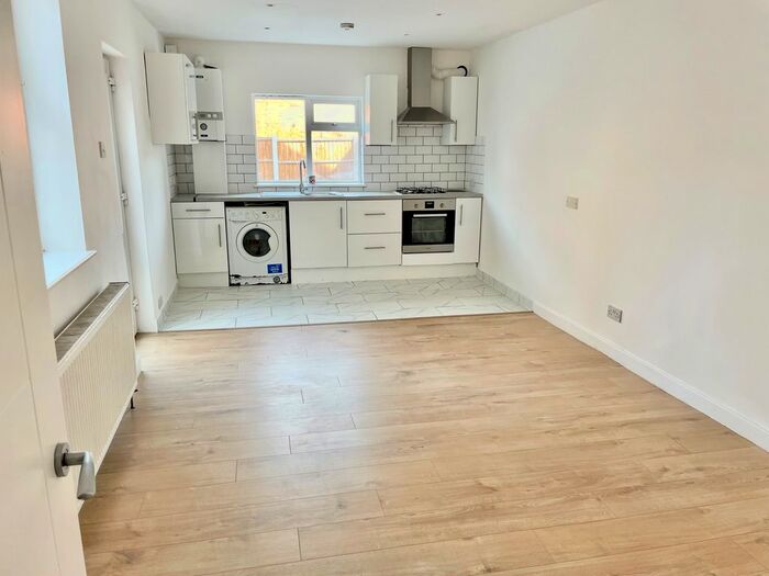 2 Bedroom Flat To Rent In West Road, Westcliff-On-Sea, SS0