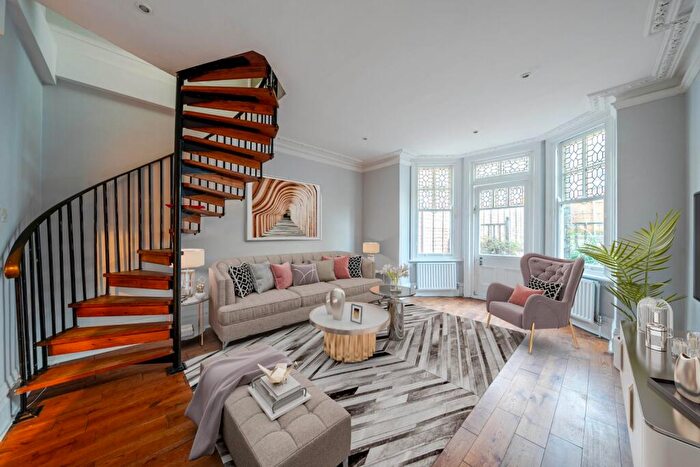 3 Bedroom Flat For Sale In Thurlow Park Road, West Dulwich, London, SE21