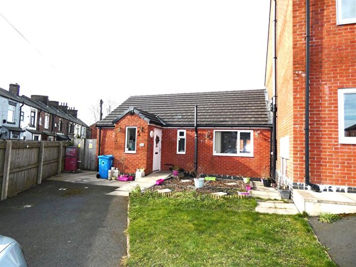 2 Bedroom Semi-Detached Bungalow To Rent In Whitecroft Street, Oldham, OL1