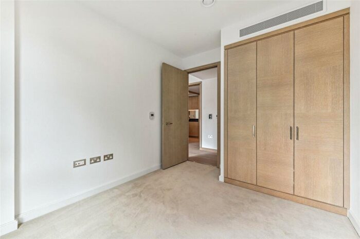 2 Bedroom Apartment To Rent In Viaduct Gardens, London, SW11