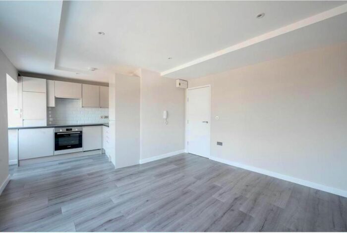 3 Bedroom Flat To Rent In York Parade, Great West Road, Brentford, TW8