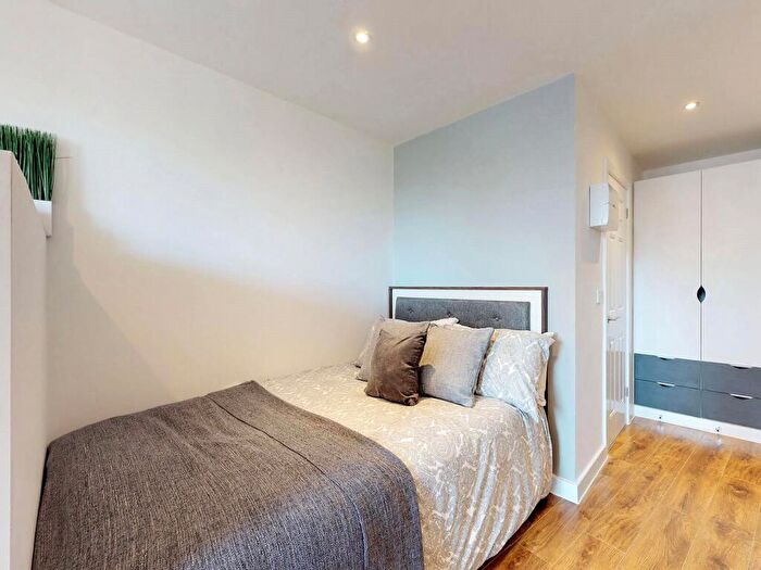 Apartment To Rent In Apt, Ribbon Residence #, LS3