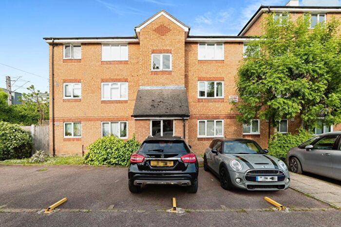 Flat To Rent In Greenacre Gardens, E17