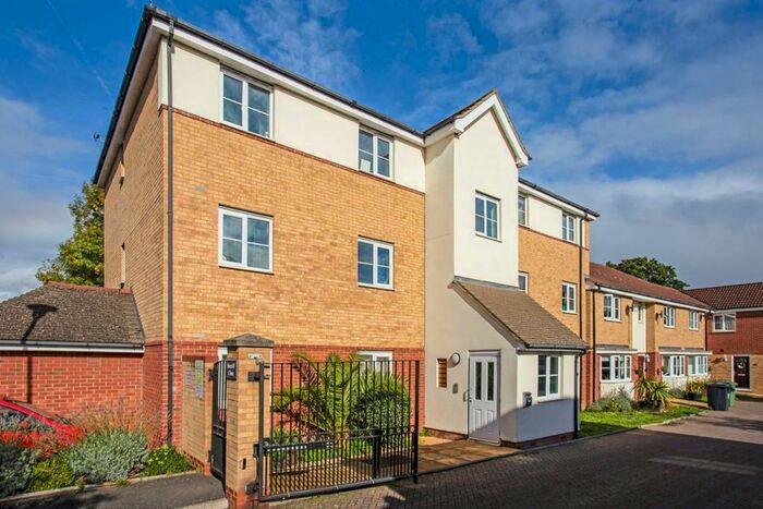 2 Bedroom Flat To Rent In Sherriff Close, Esher, KT10