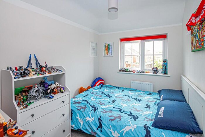 3 Bedroom End Of Terrace House For Sale In Shackleton Grove, Leighton Buzzard, LU7