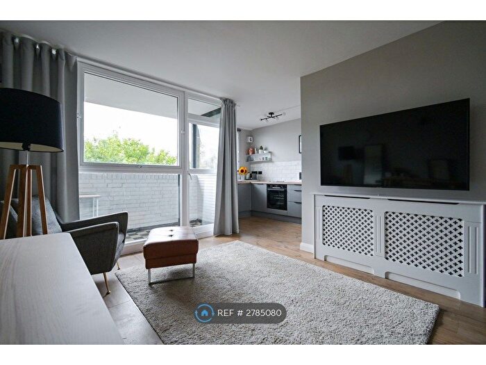 Studio To Rent In Vauxhall Bridge Road, London, SW1V