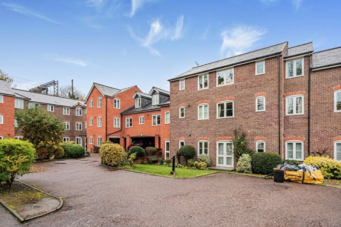 2 Bedroom Flat For Sale In Southdown Road, Harpenden, AL5