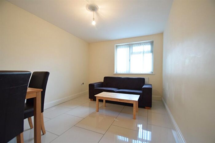 1 Bedroom Flat To Rent In Crossley Apartments, - Bath Road, Cranford, TW5